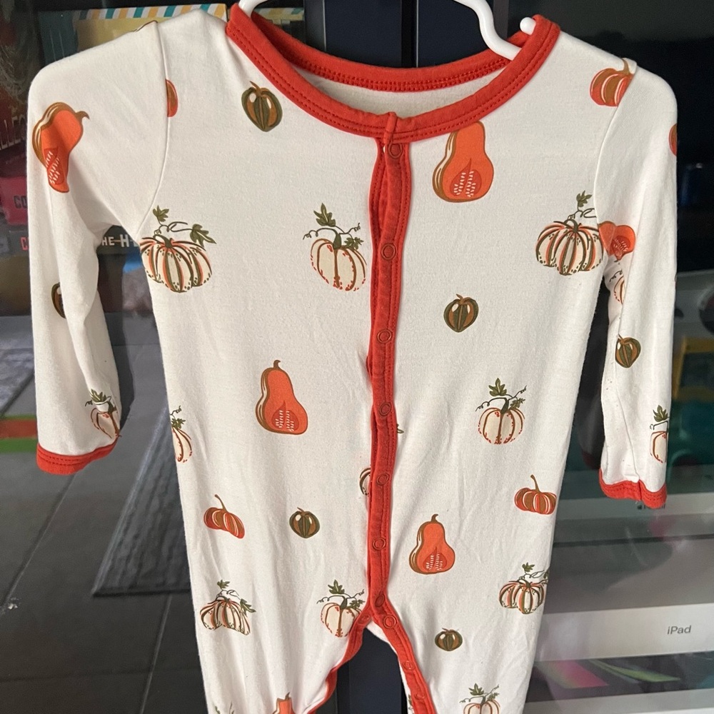 Kyte BABY LS Romper. 6-12 months in the print Pumpkin Fall 2021 collection.